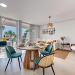 Edge Luxury Beachfront 2br With 3 Pools, Wellness, Gym דירה