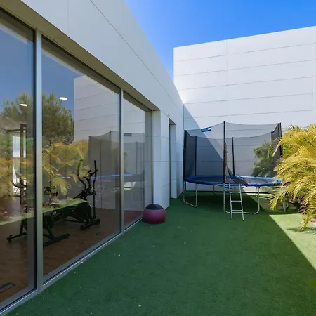 Edge Luxury Beachfront 2br With 3 Pools, Wellness, Gym דירה