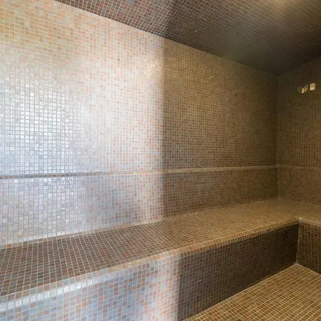 Edge Luxury Beachfront 2br With 3 Pools, Wellness, Gym